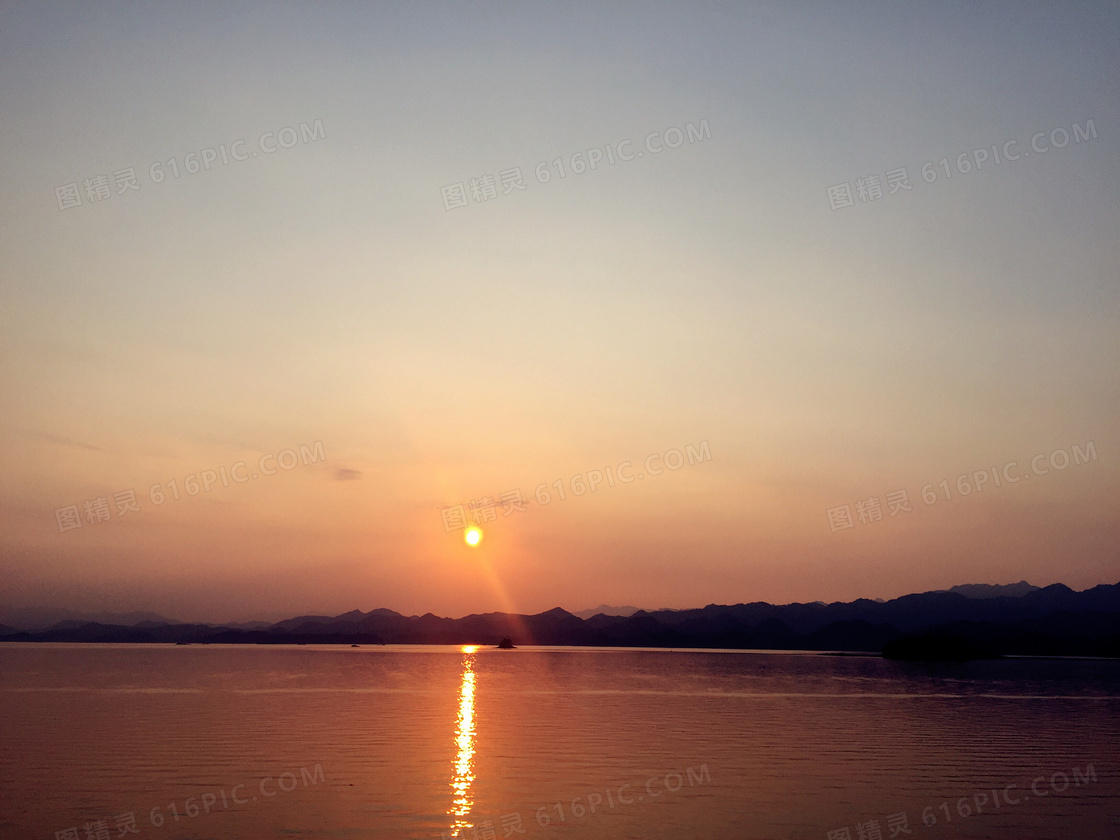 湖边美丽日落美景摄影图片