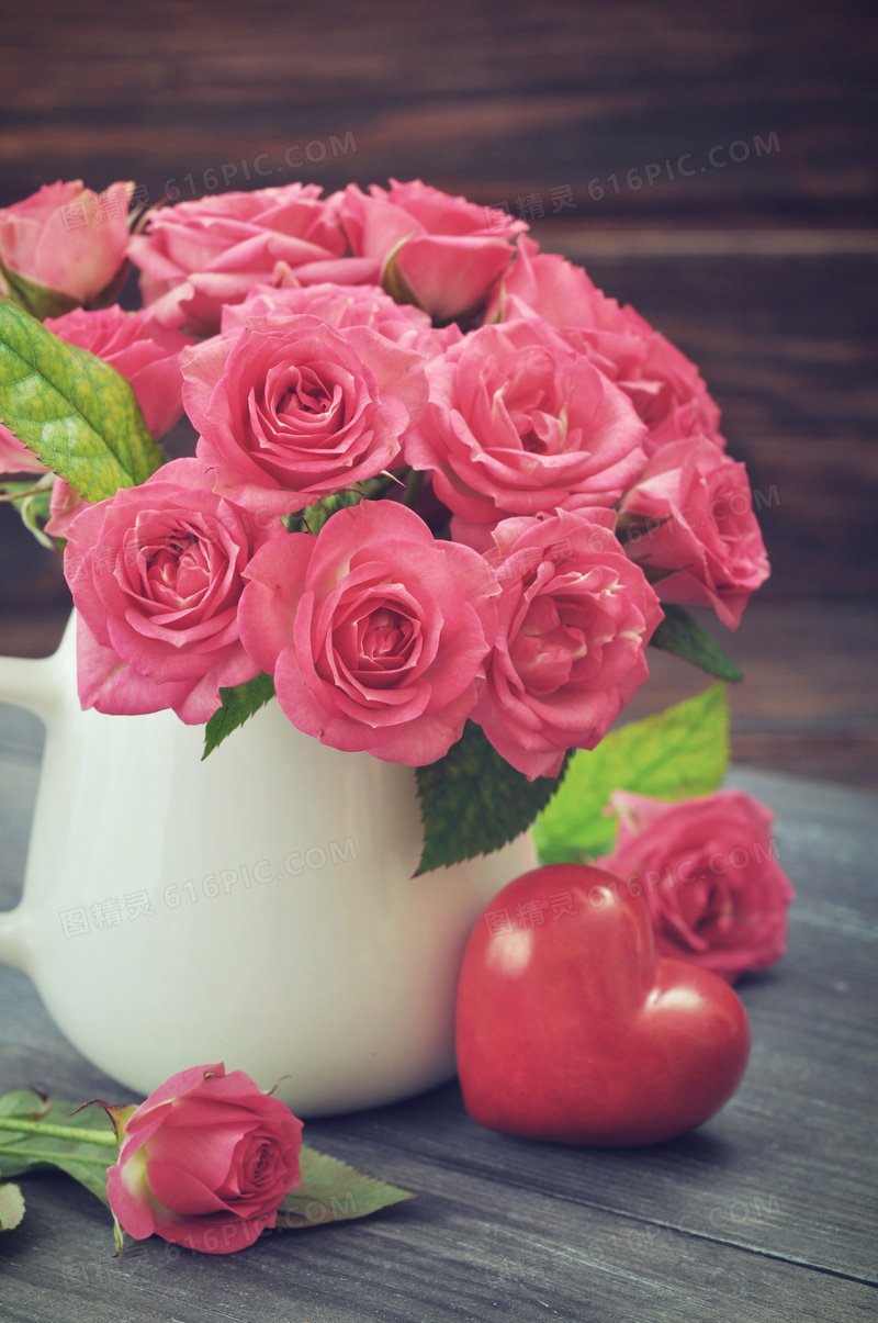 玫瑰花插花与心形物品摄影高清图片