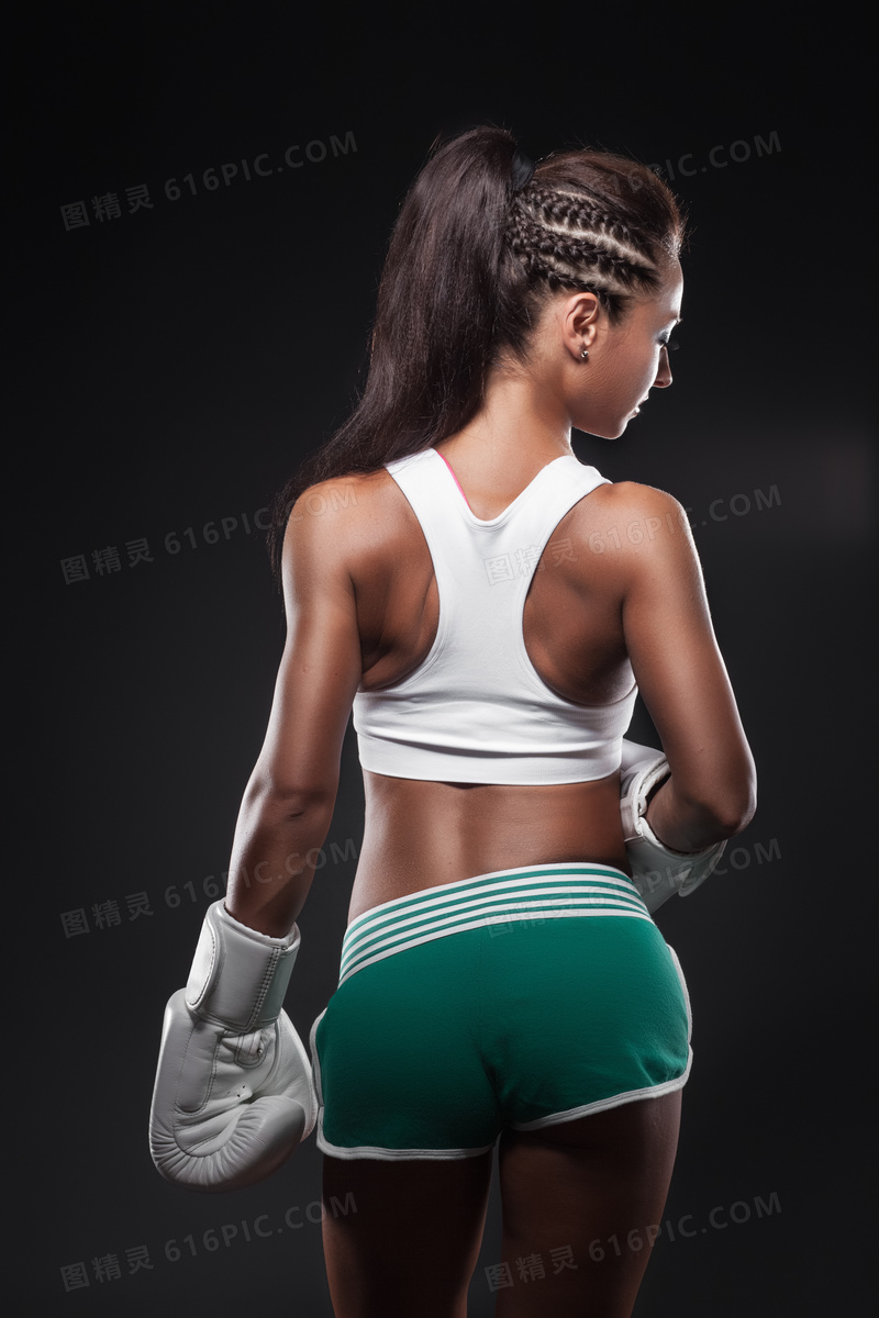 穿绿色短裤的拳击美女摄影高清图片