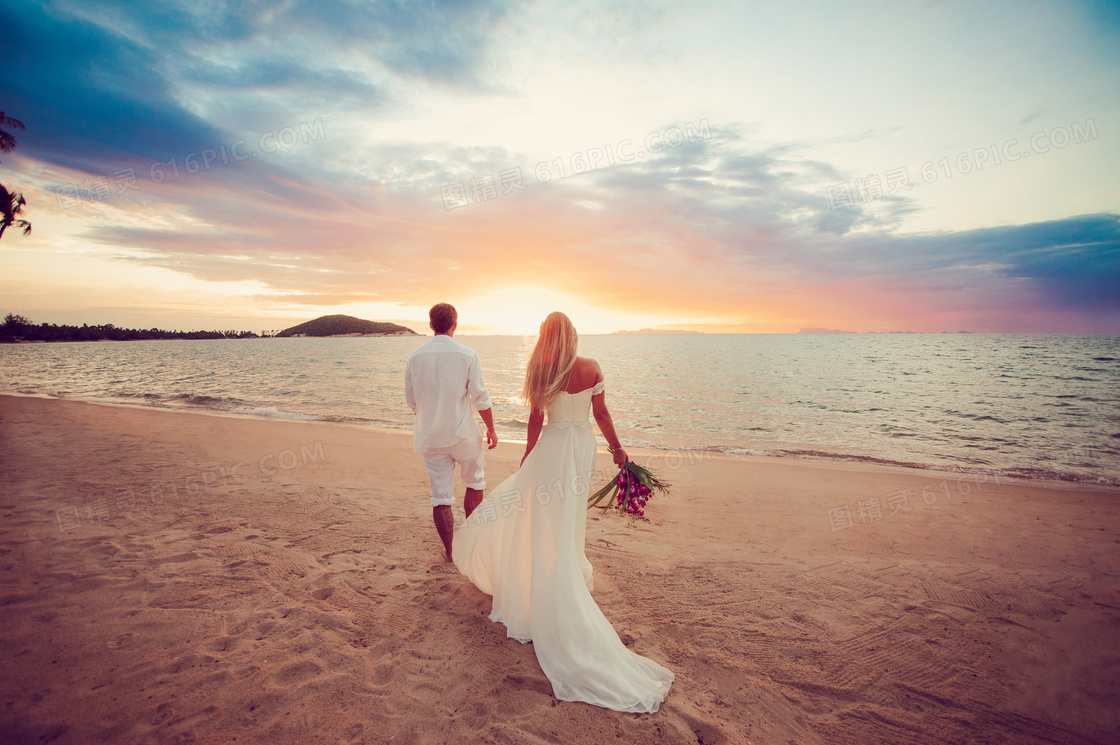 在海边漫步的新娘新郎摄影高清图片