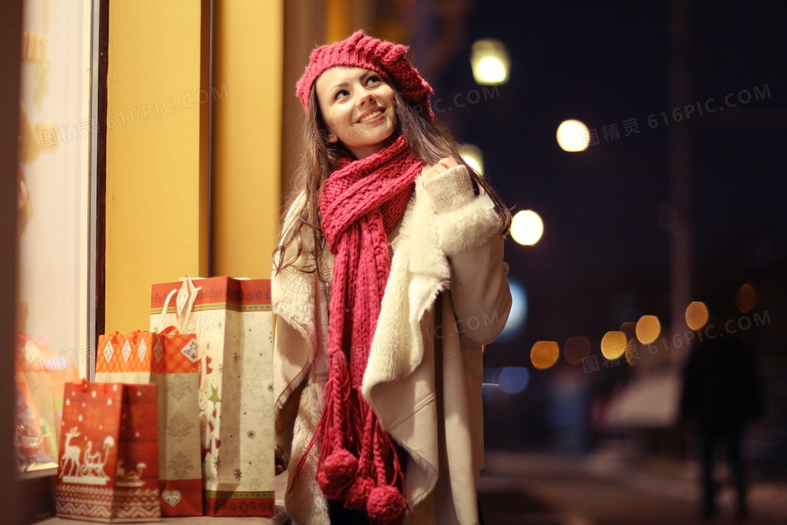 夜晚商店外的冬装美女摄影高清图片