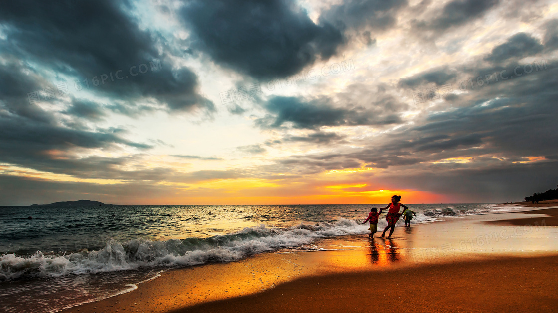 夕阳下的海边一家人美景摄影图片