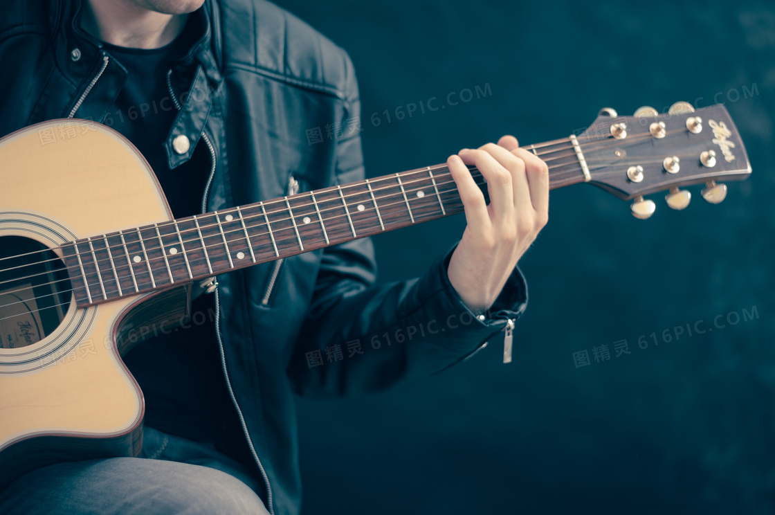 弹吉他的男人局部特写摄影高清图片