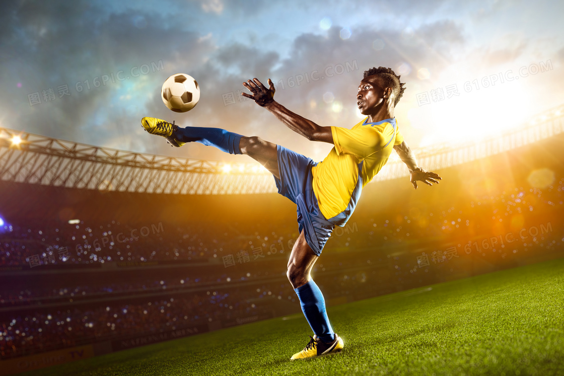 万众瞩目下的足球球员摄影高清图片