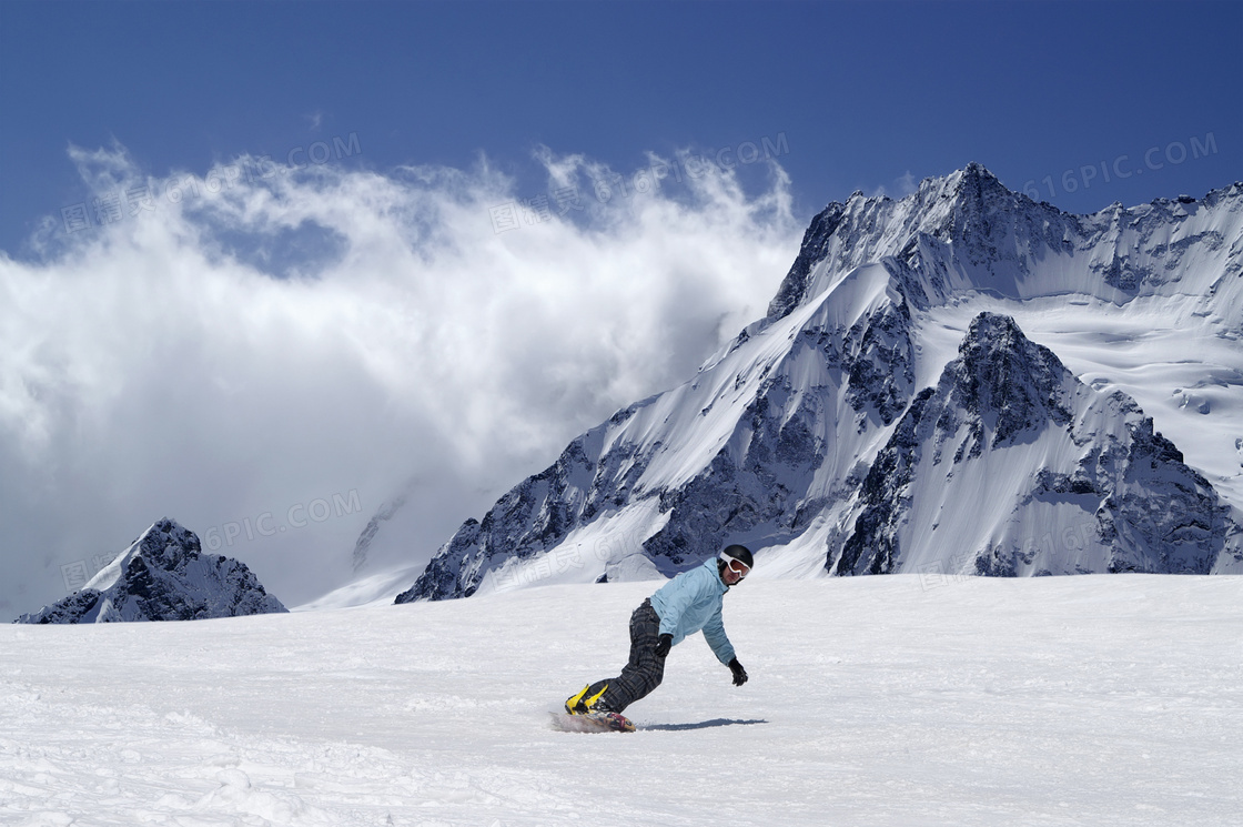 冰雪运动人物与巍峨的雪山高清图片