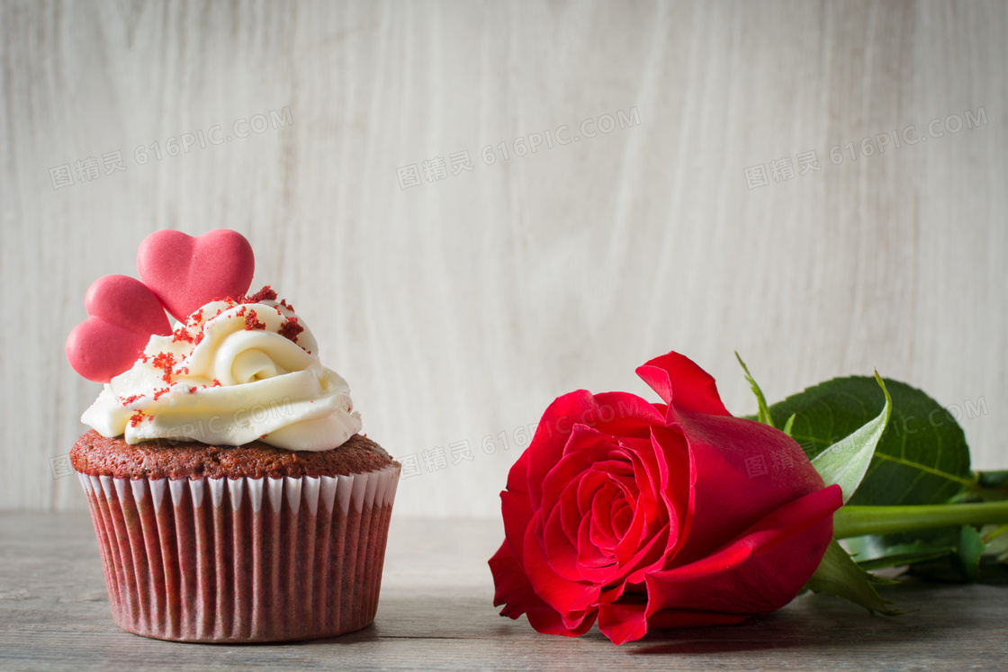 纸杯蛋糕与红色玫瑰花摄影高清图片