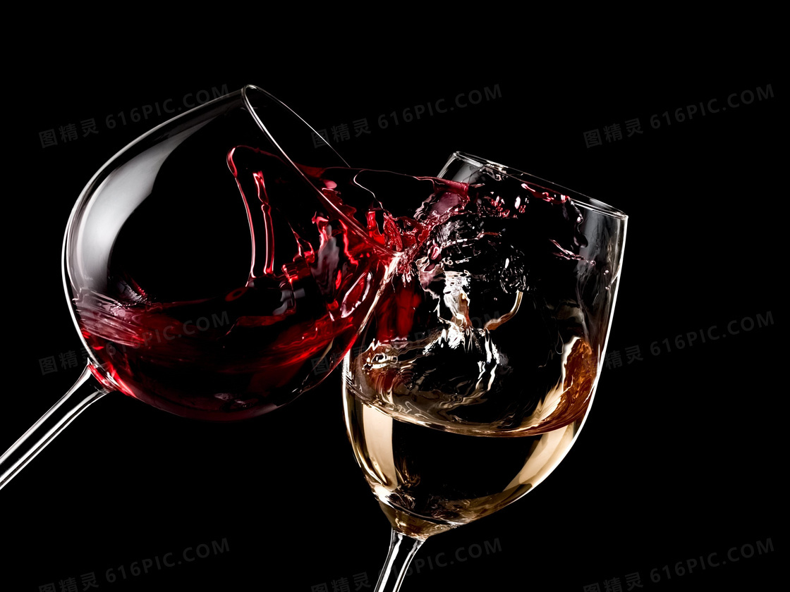 倒有葡萄酒的两只酒杯特写高清图片