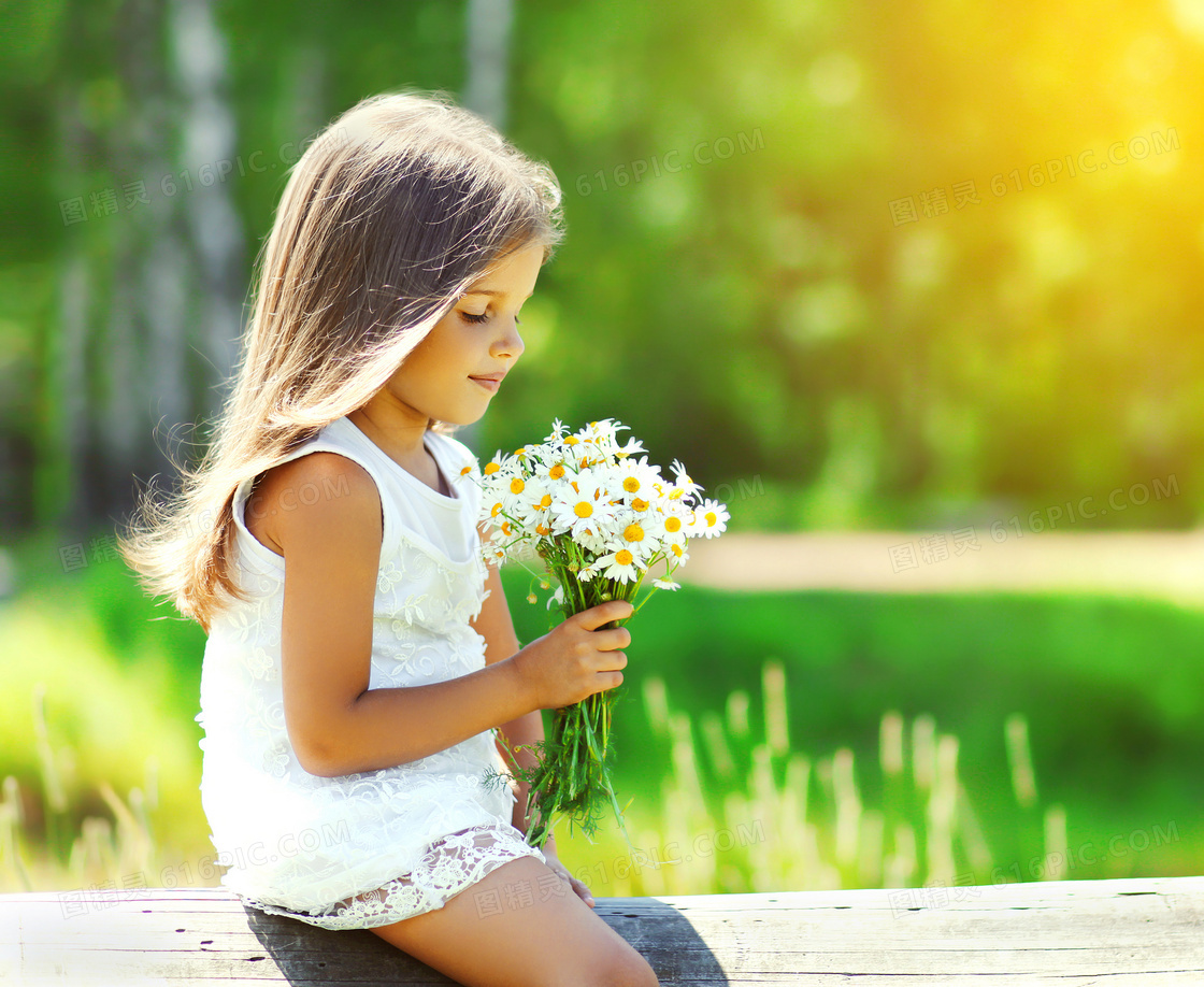手里拿着一束鲜花的小女孩高清图片