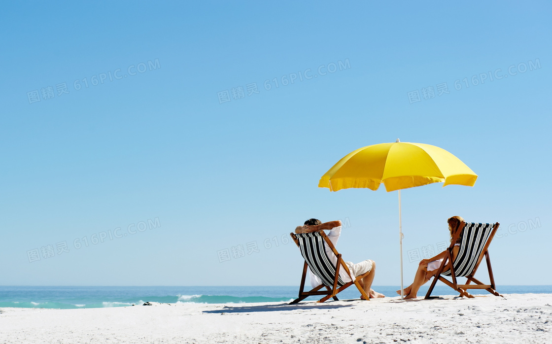 沙滩上的躺椅与遮阳伞摄影高清图片