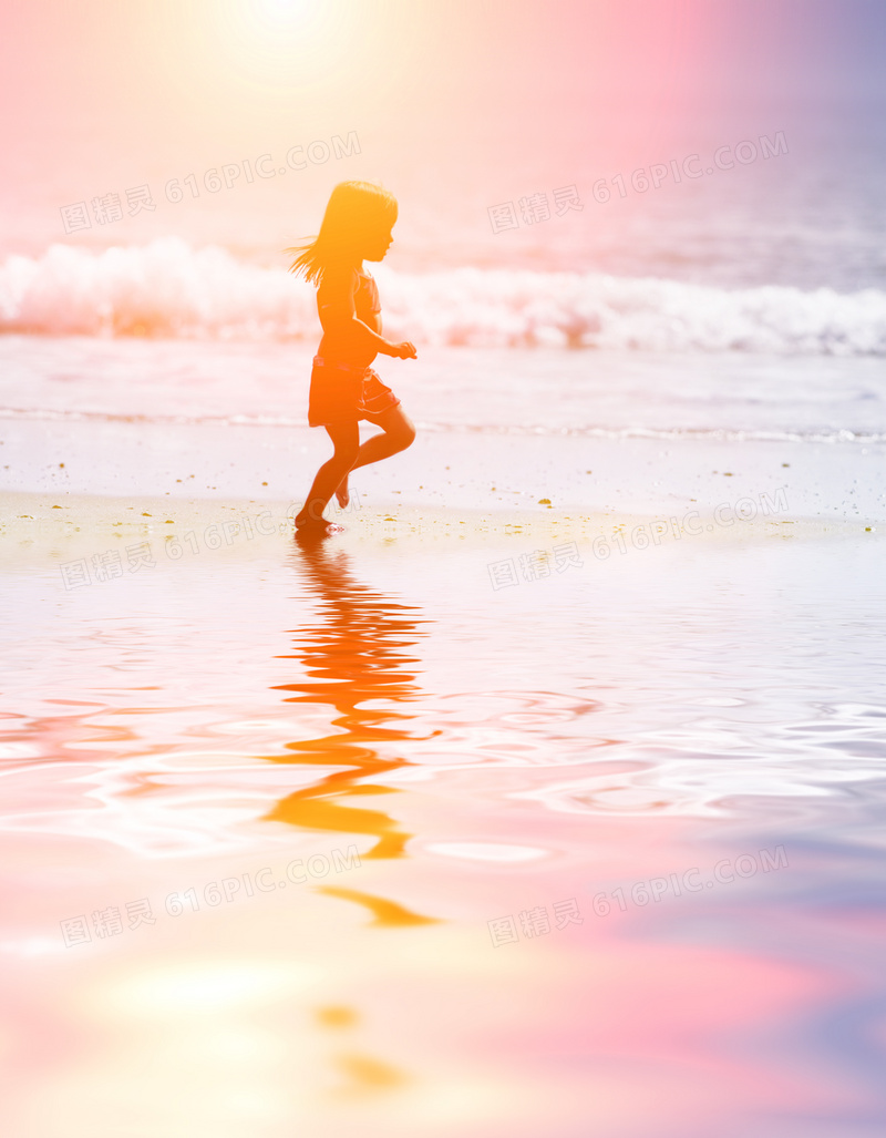 在海边滩涂上玩耍的小女孩高清图片