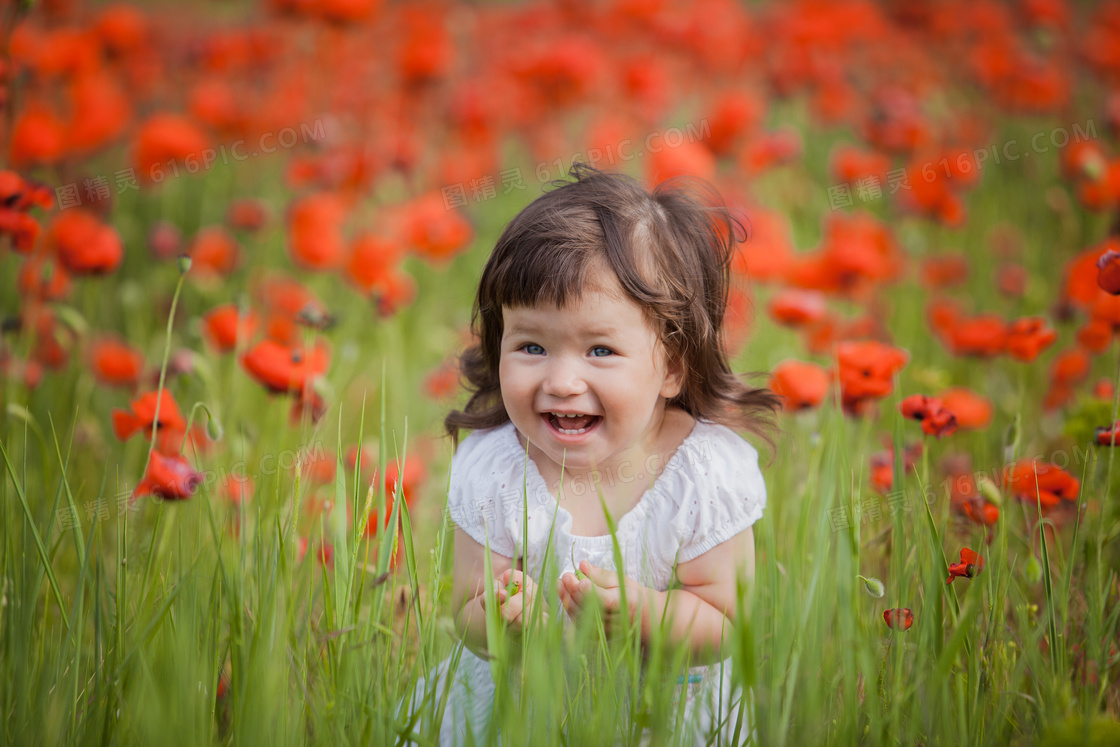站在花草丛中的小女孩摄影高清图片