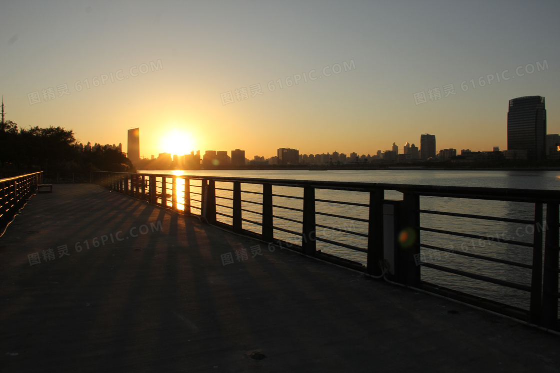 城市河边木桥夕阳美景摄影图片