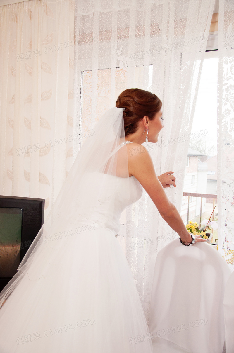 从窗户往窗外看的新娘摄影高清图片