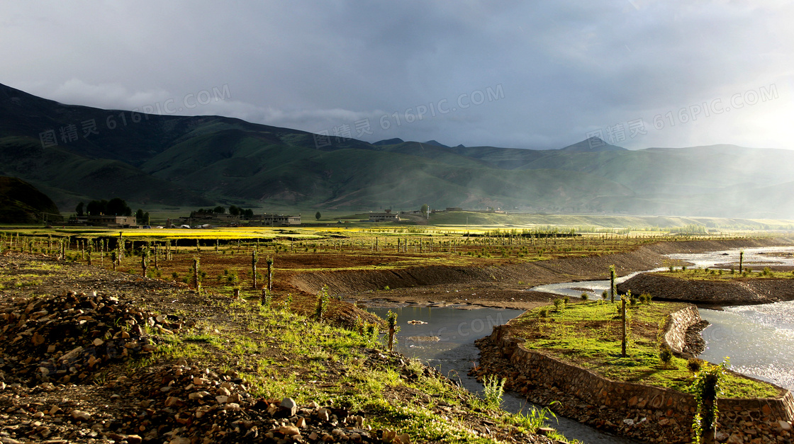 傍河与色拉美丽风光摄影图片
