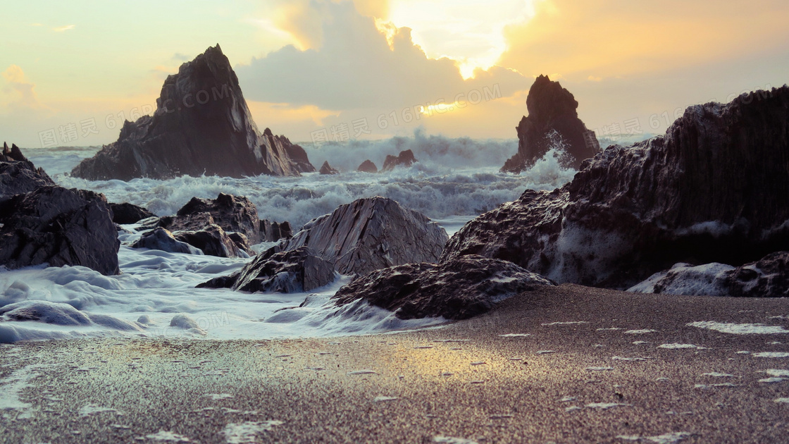 岩石与汹涌澎湃的大海摄影高清图片