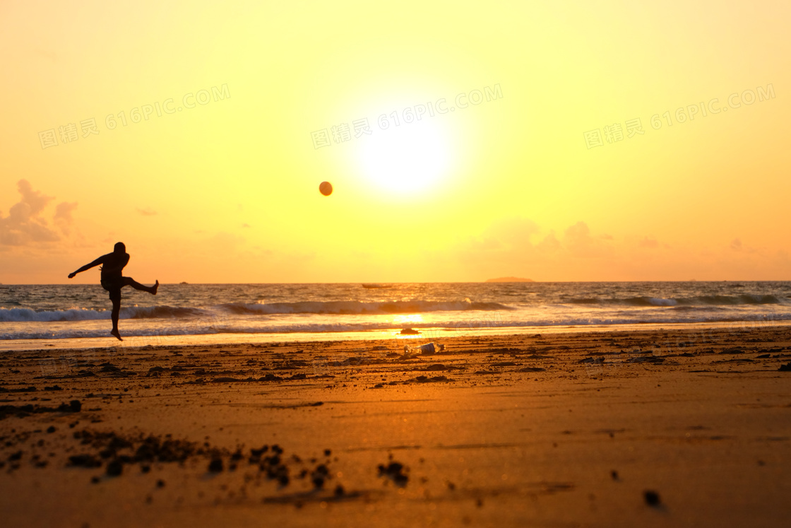 早晨阳光与海边的人物摄影高清图片