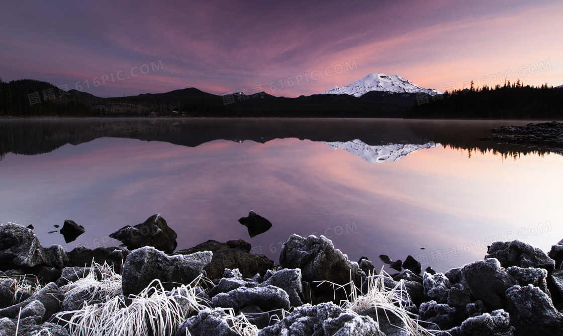 寒冷时节雪山与湖边的石头高清图片