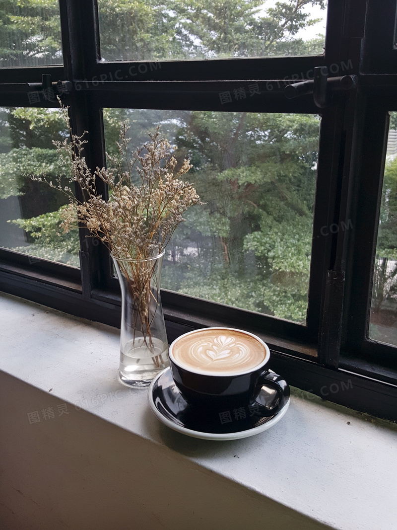放在窗台上的咖啡杯等摄影高清图片