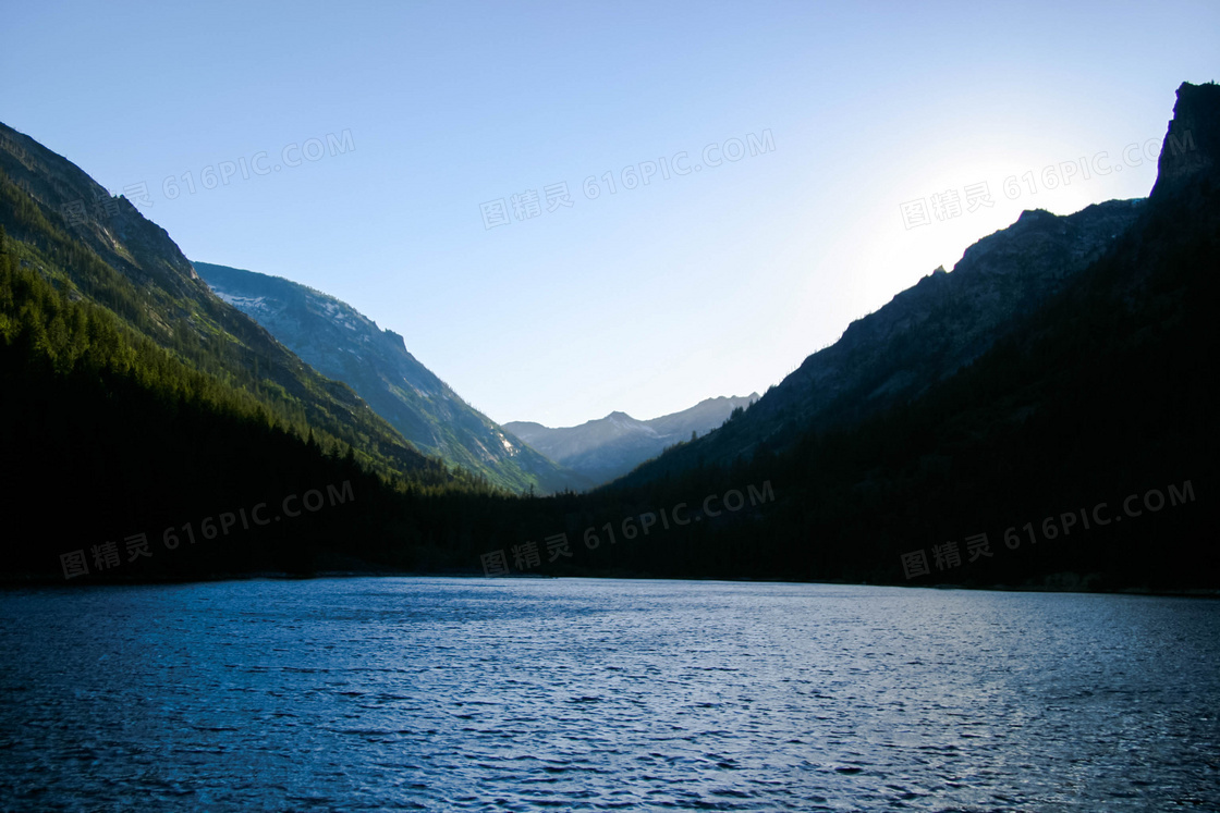 湖泊与远处的群山风光摄影高清图片
