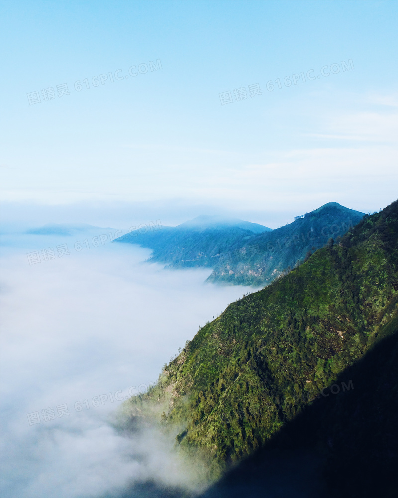 云雾笼罩中的青山自然风景高清图片