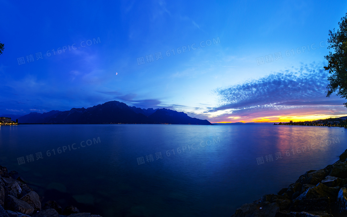 山间湖泊唯美的黄昏景色摄影图片