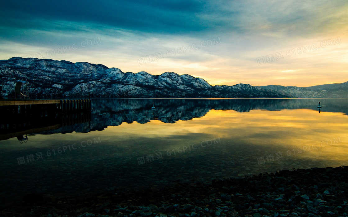 山边湖泊湖水美丽风光摄影图片