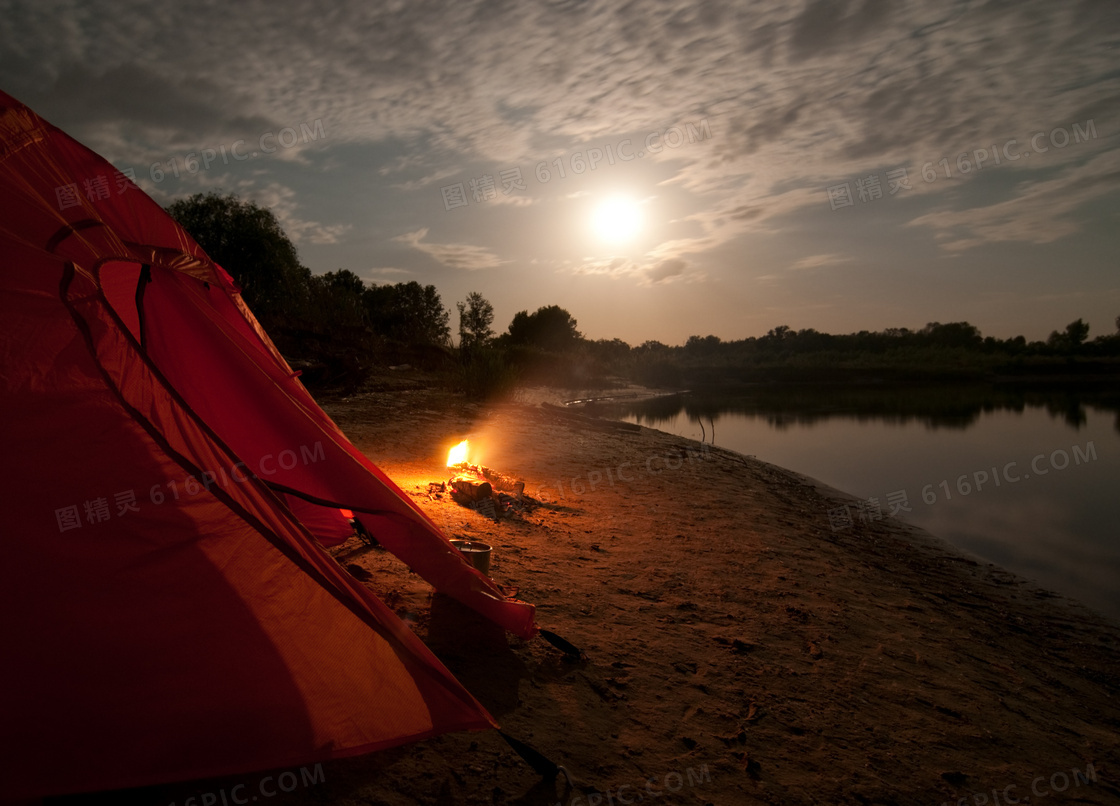 湖边露营帐篷与篝火等摄影高清图片
