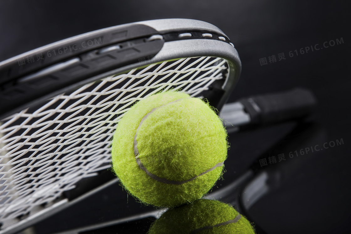网球拍与一枚网球特写摄影高清图片