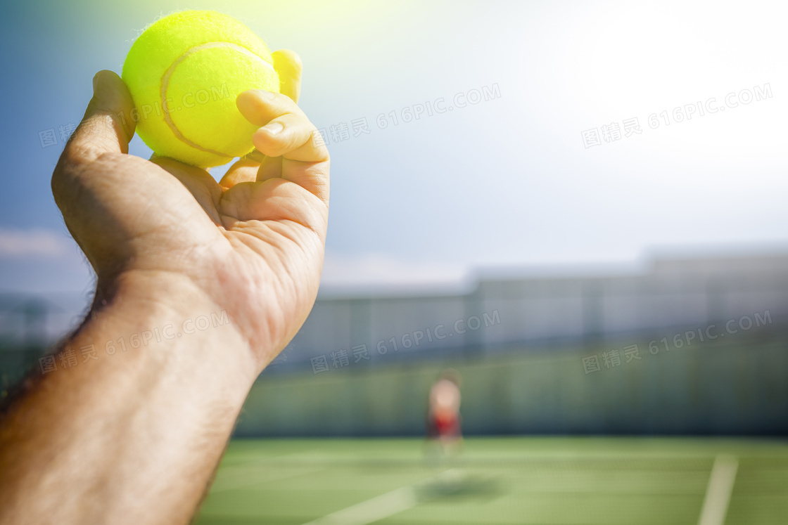 在手里的网球近景微距摄影高清图片