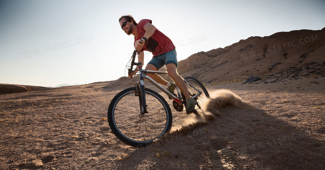 骑着山地自行车的男子摄影高清图片