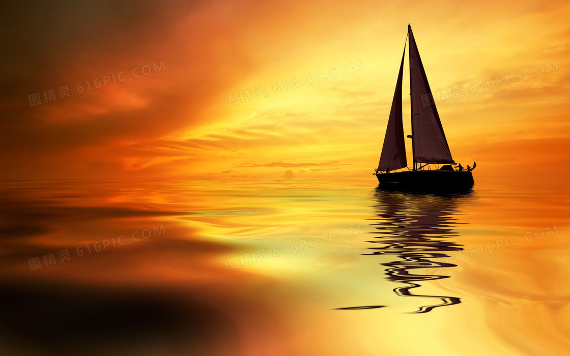 夕阳下在海中航行的帆船摄影图片