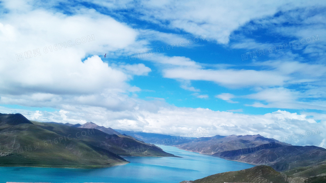 蓝天下的美丽湖泊摄影图片