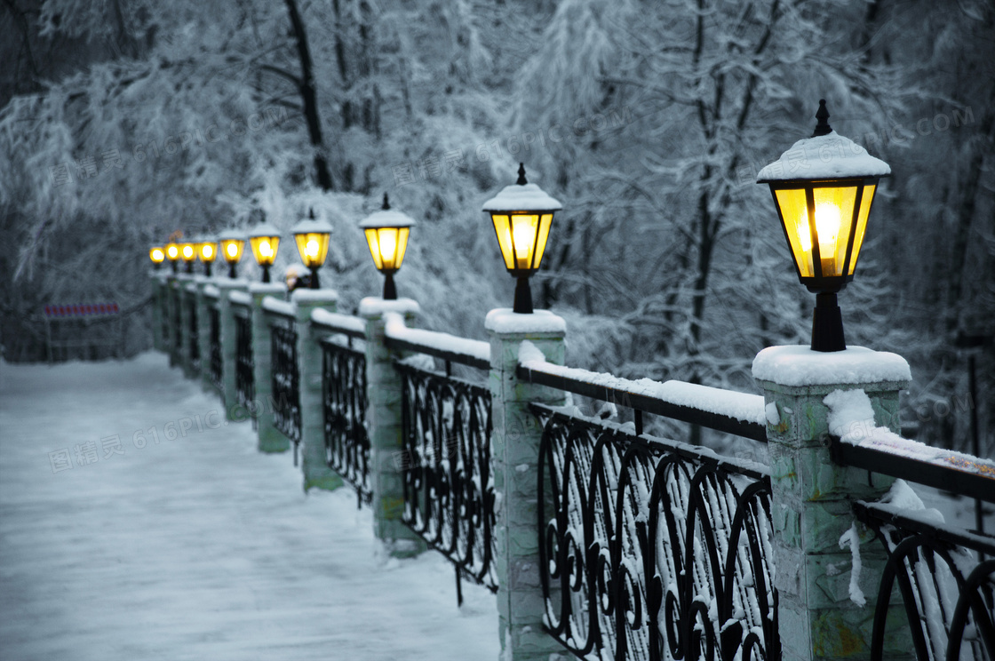 冬天雪景中的护栏灯光摄影高清图片
