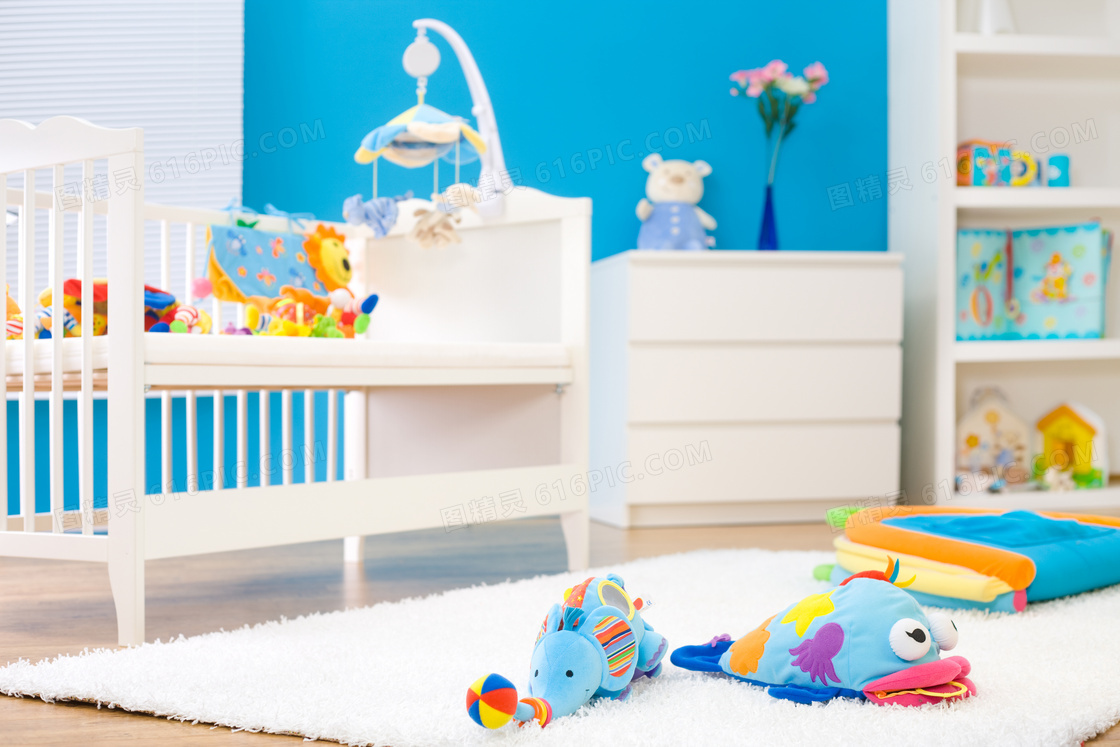 儿童房里的婴儿床玩具摄影高清图片