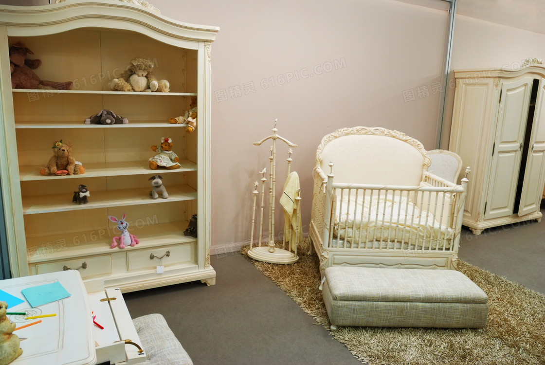 玩具陈列架与婴儿床等摄影高清图片