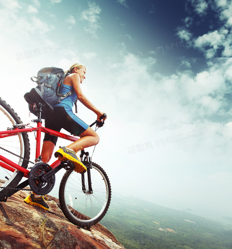 站在山顶上的自行车手摄影高清图片