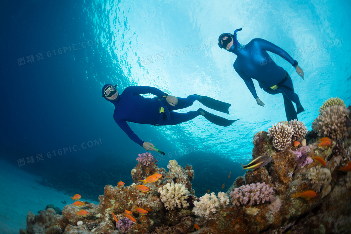 在水下探险的男女人物摄影高清图片