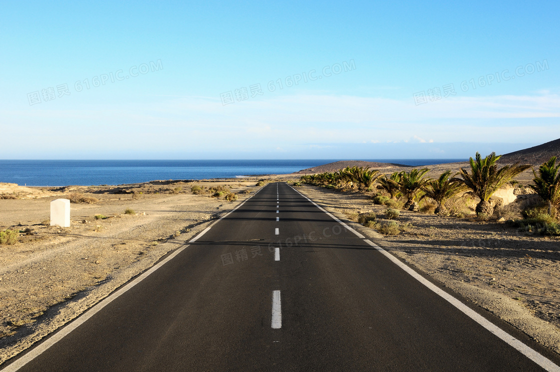 蓝天与通往大海的公路摄影高清图片