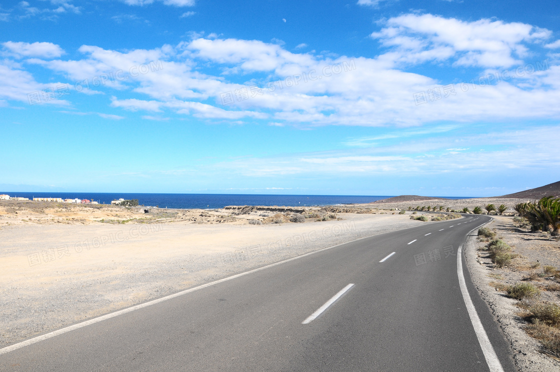 蓝天白云与海边的公路摄影高清图片