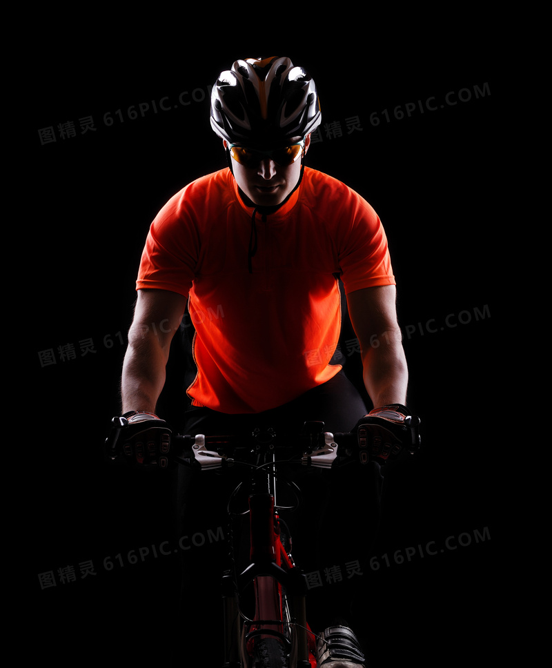 骑自行车的橙色装车手摄影高清图片