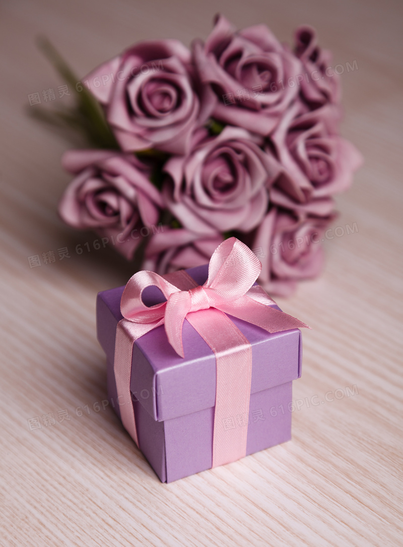 包装好的紫色礼物微距摄影高清图片