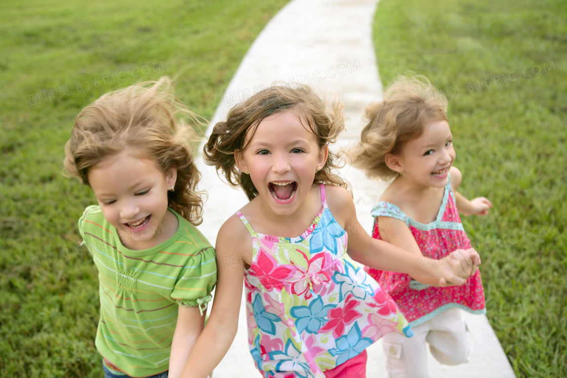 奔跑在小路上的三个小女孩高清图片