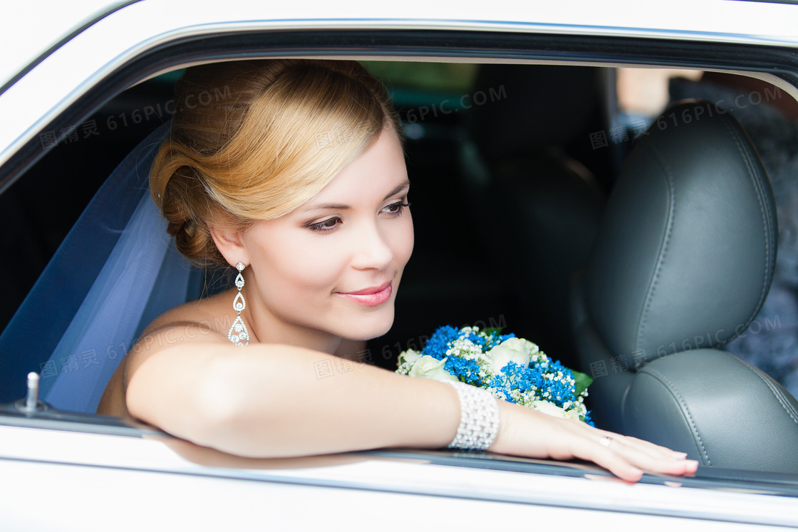 乘坐在车里的幸福新娘摄影高清图片