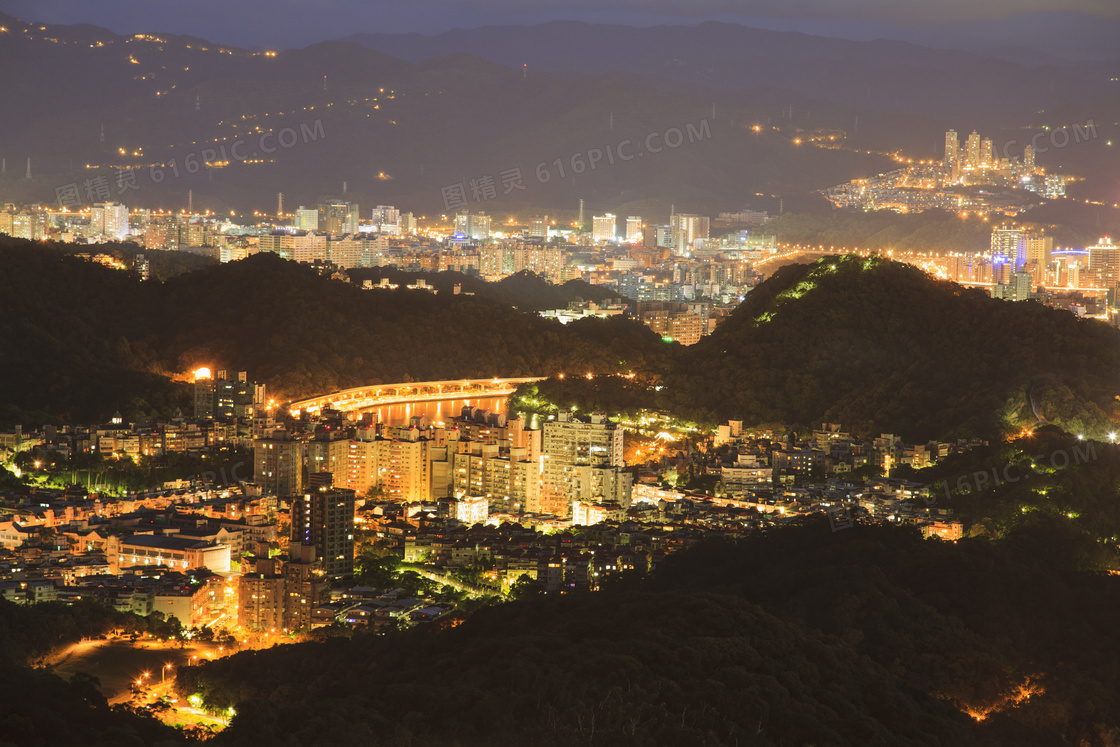 被山丘环绕的城市夜景摄影高清图片