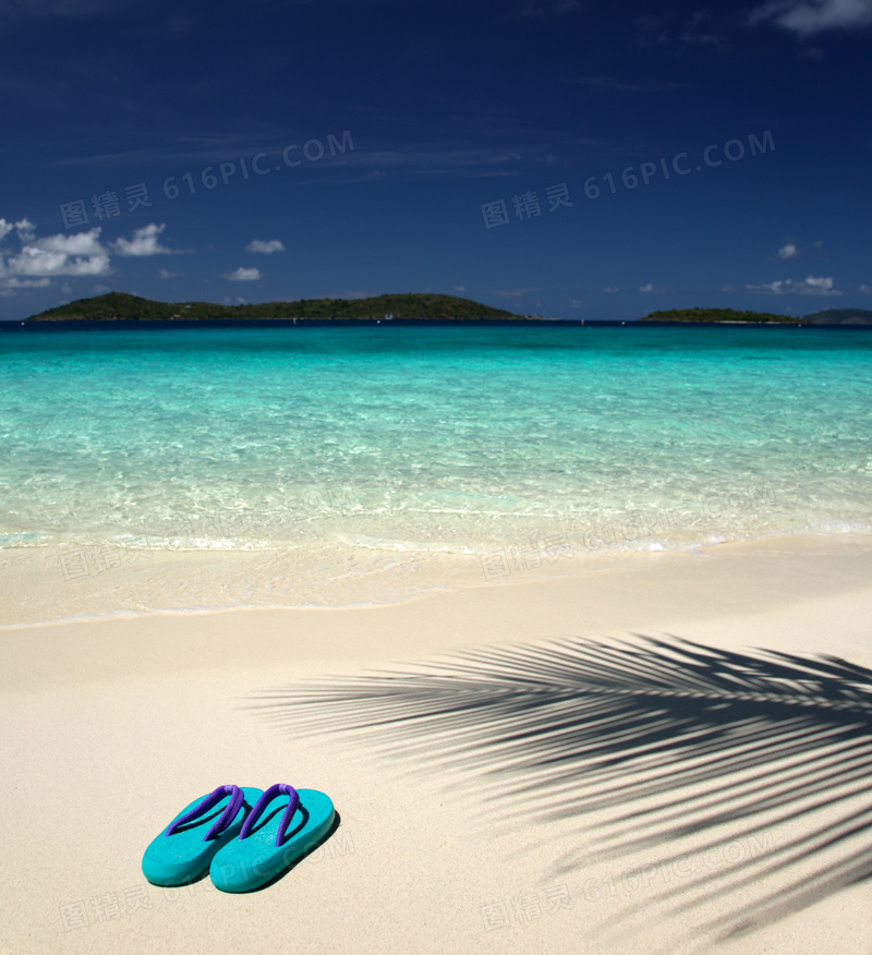 沙滩拖鞋与天边的白云摄影高清图片