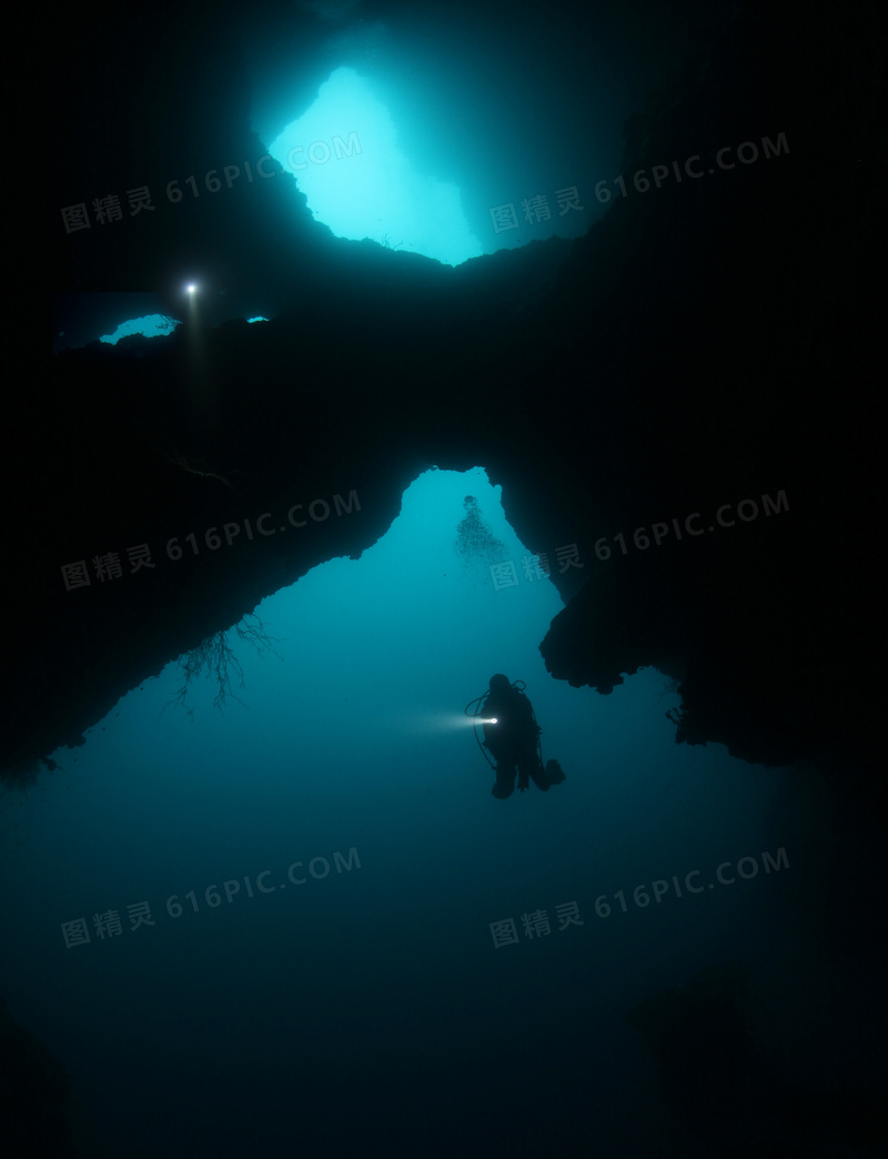 潜入到海底探险的人物摄影高清图片