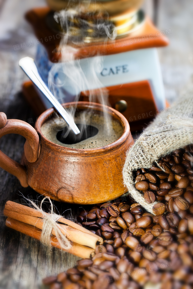 咖啡与麻袋里的咖啡豆摄影高清图片