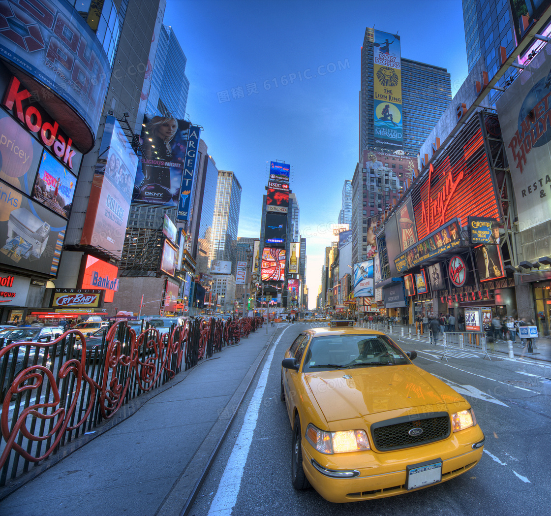 行驶在街头上的出租车摄影高清图片
