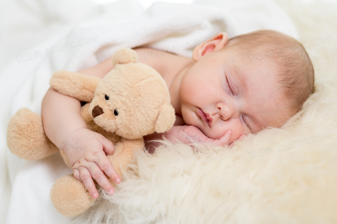 抱着玩具熊入眠的宝宝摄影高清图片
