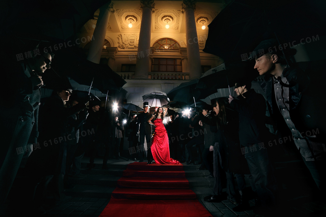 门外夹道欢迎的红裙女摄影高清图片